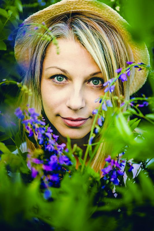 woman wearing brown hat