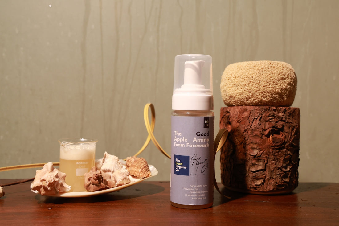 Foaming cleanser bottle with natural elements